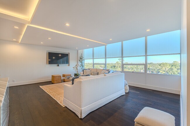 Building Photo - 2701 Westheimer Rd