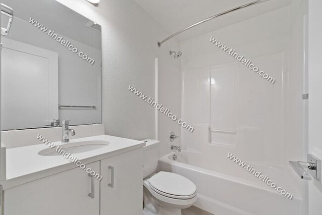 Building Photo - Sleek 3-Level Townhome in Hosford-Abernethy – Pet Friendly with W/S/G Included!