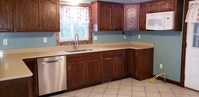 Building Photo - Large 6 bed, 3 ba  Brick, Raised Ranch, Ho...