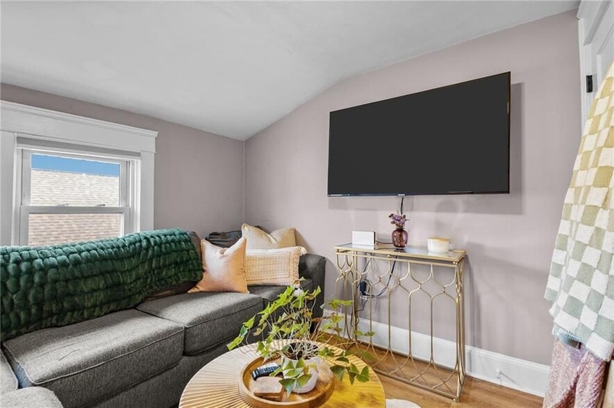 Building Photo - 86 Rochambeau Ave