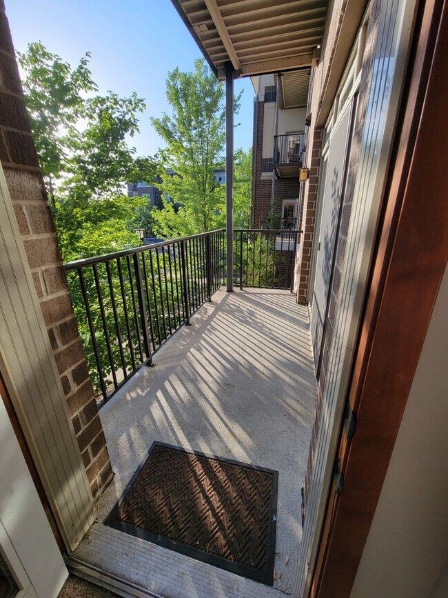 Building Photo - Spacious 2 Br/2Ba Condo w/1500 sq ft in Heart of St Louis Park! 2 Heated parking spots included!