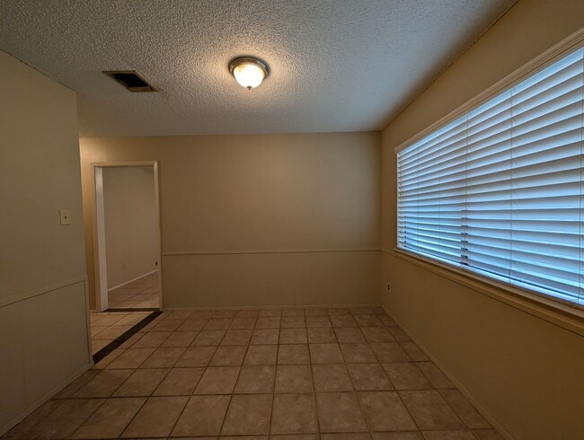Building Photo - Location!! 1 Mile to Landa Park / Close to...