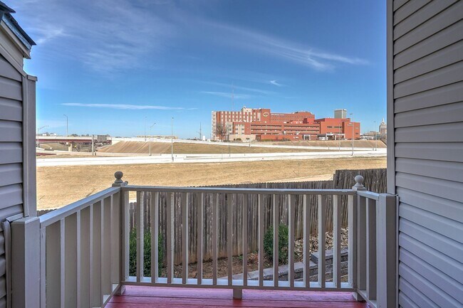 Building Photo - Beautiful 2+ Bedroom, 4 Level Townhome Wit...