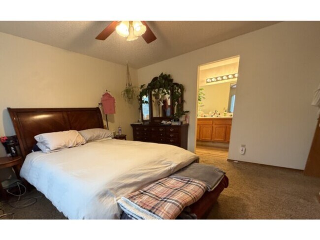 Building Photo - Northeast 3 Bedroom Home For Rent!