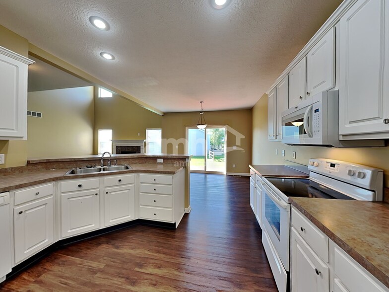 Building Photo - 11225 Santa Barbara Dr