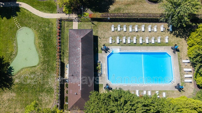 Building Photo - 804 Fairways Dr