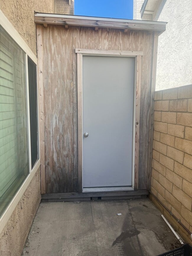 Building Photo - 2 Story Home for Rent in North Oxnard