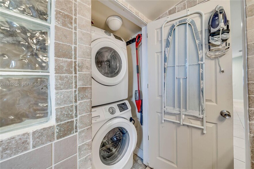 Building Photo - 5900 N Farragut Dr