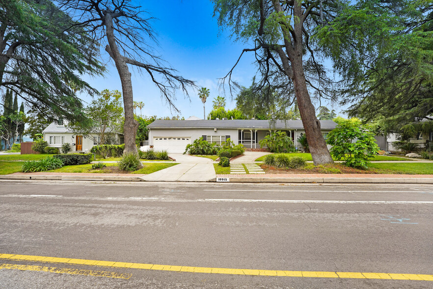 Primary Photo - 10915 White Oak Ave