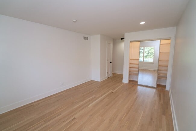 Building Photo - 656 Golf Ln