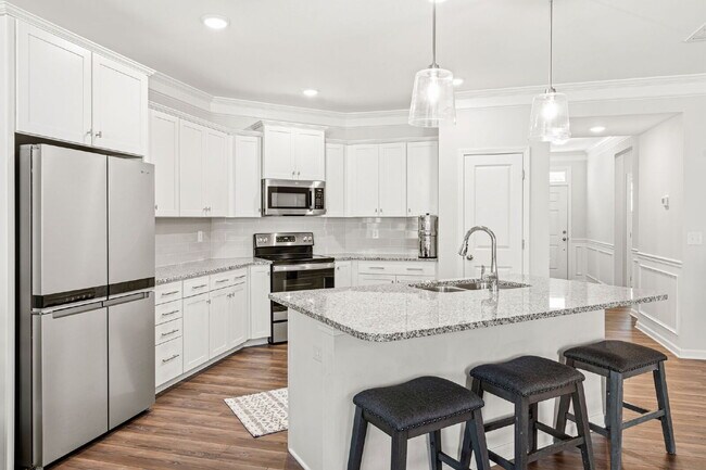 Building Photo - Sleek & Stylish 3 Bed, 2.5 Bath Townhome in Prime Location $2,100/mo rent