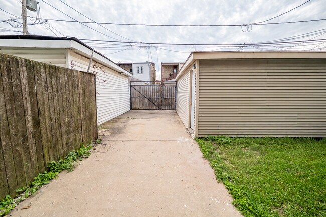 Building Photo - 1640 N Linder Ave