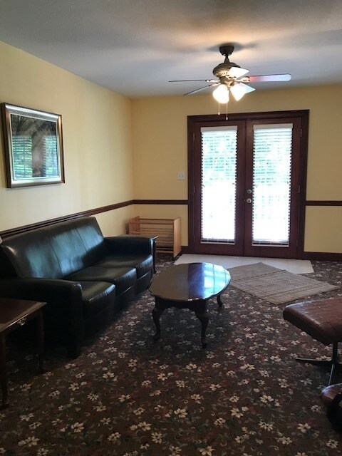 Building Photo - 1 Bedroom/ 1 Bathroom Furnished Garage apartment off Hwy. 441! Available early June!