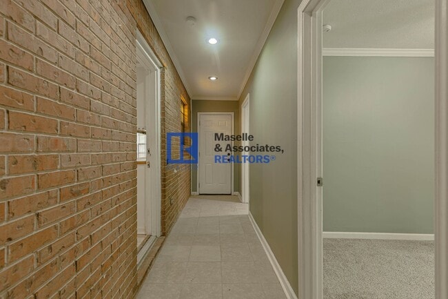 Building Photo - 5 Bedroom/2 Bath Home in Bellegrove Subdiv...