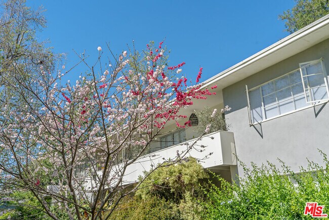 Building Photo - 5116 Village Green