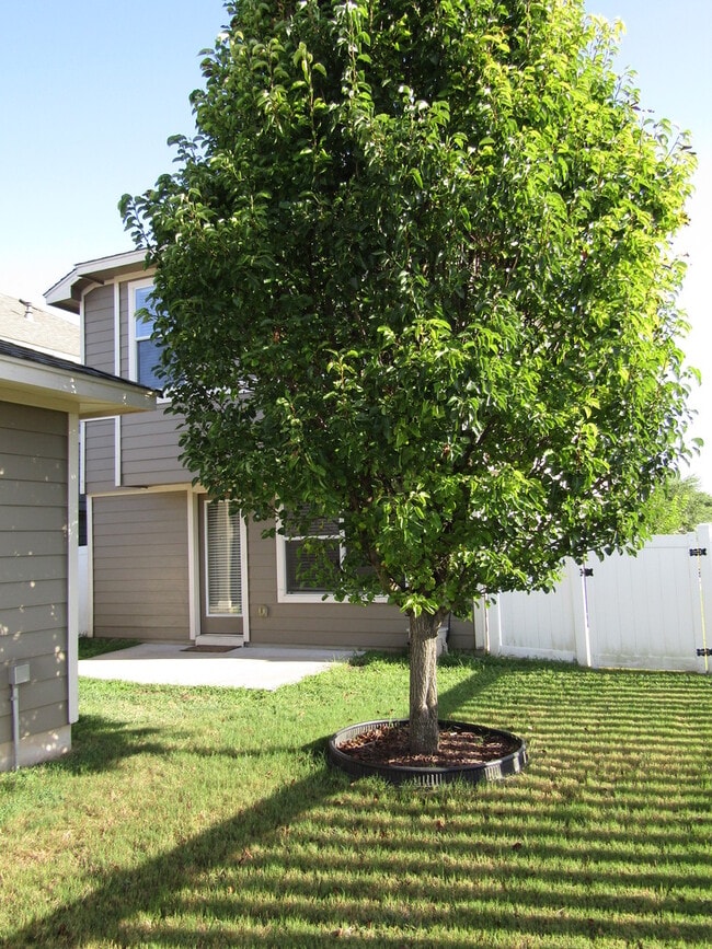 Building Photo - 408 N Cascades Ave