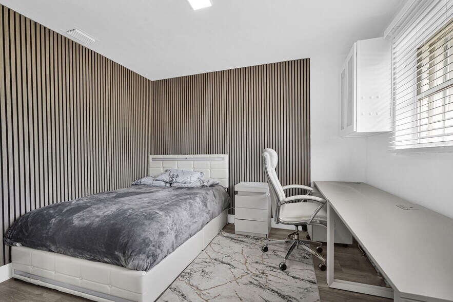 Building Photo - 1420 S 24th Ter