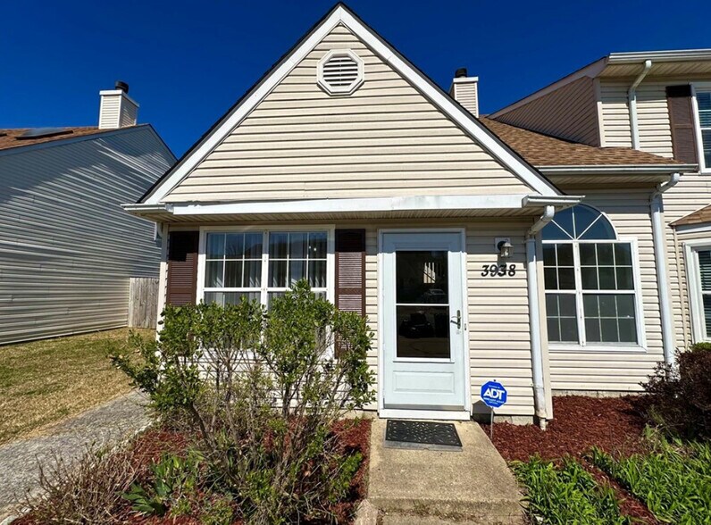 Primary Photo - 3938 Roebling Ln
