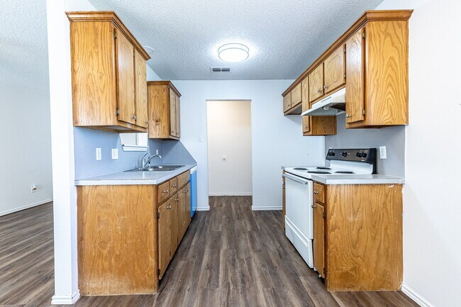 Building Photo - 2 Bedroom House w Large yard