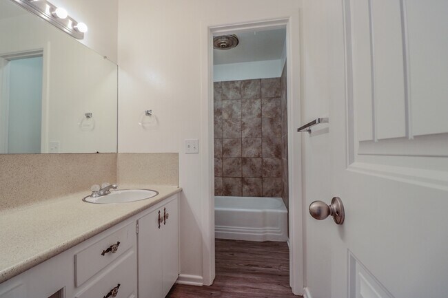 Building Photo - Pre-Leasing  - 3 bed 2 bath