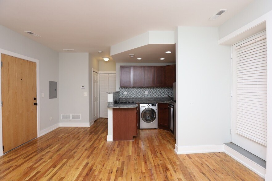 Building Photo - 562 W Arlington Pl