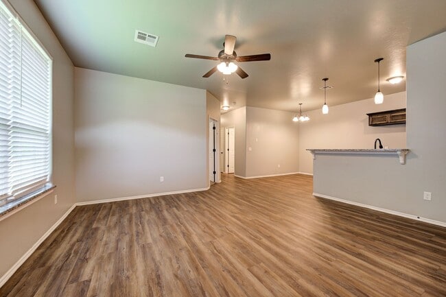 Building Photo - Charming Duplex in El Reno!