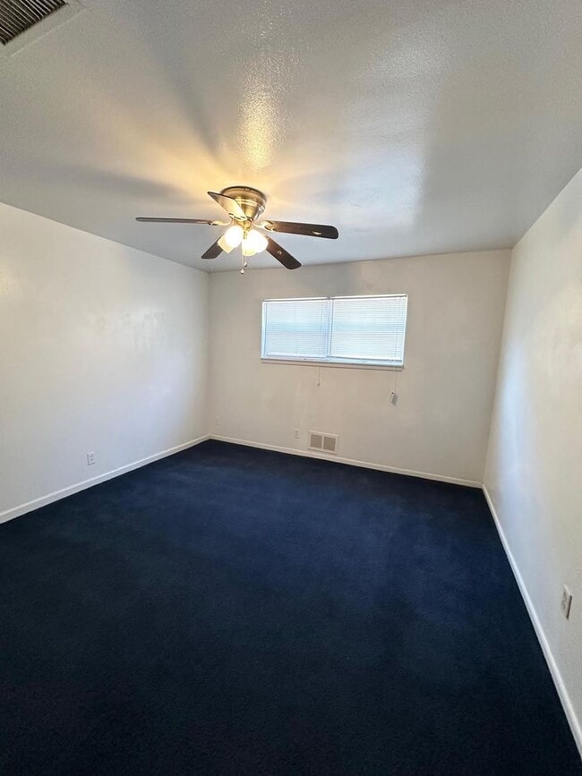 Building Photo - 4 Bed 2.5 Bath!