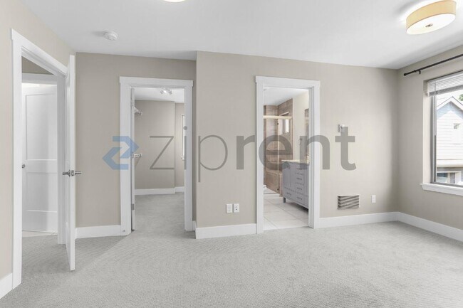 Building Photo - Unit B