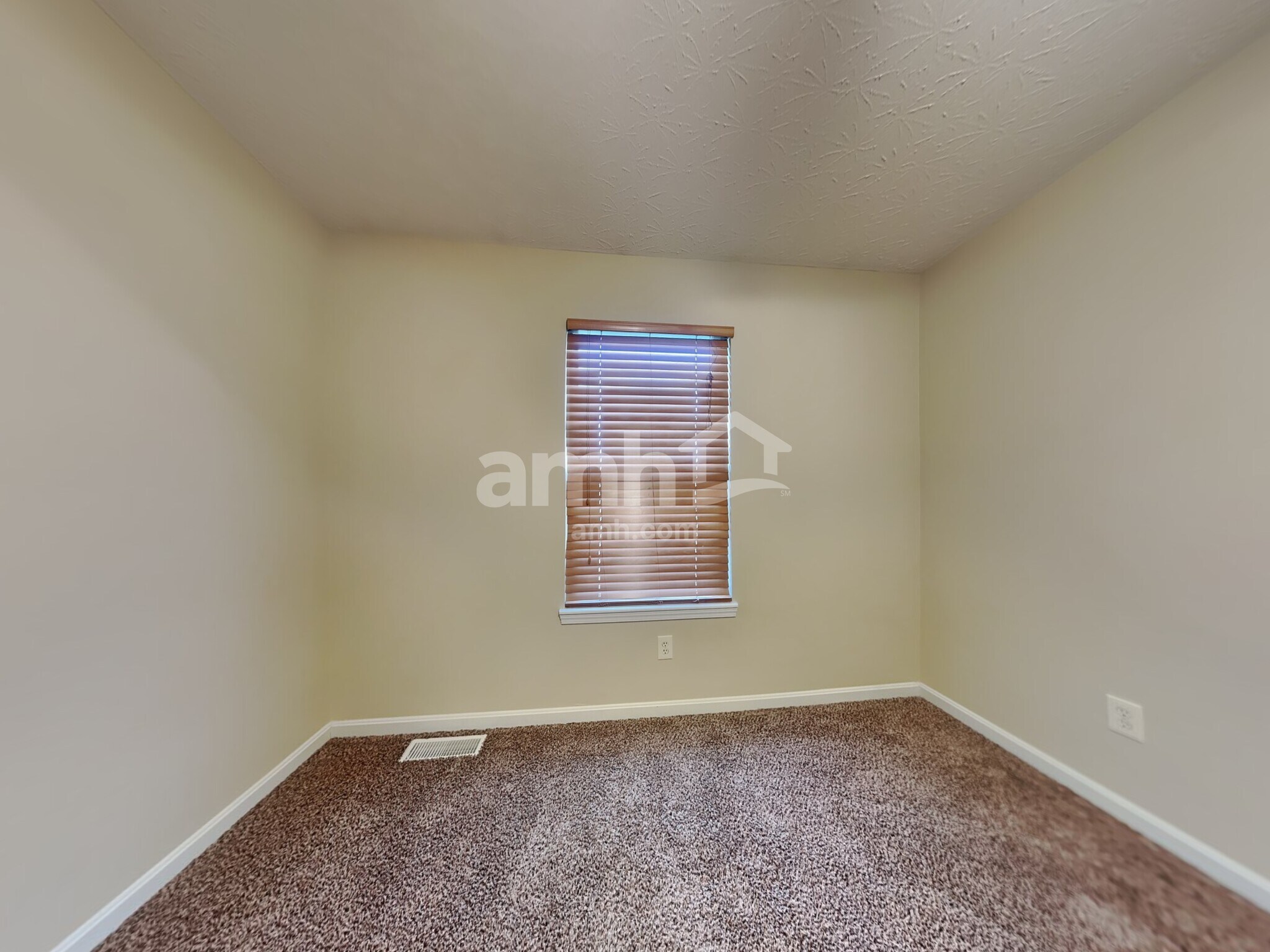 Building Photo - 260 University Dr