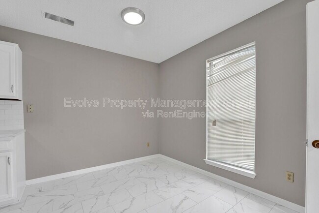 Building Photo - 3014 Meadows Ln