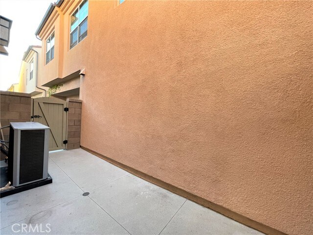 Building Photo - 119 Messenger