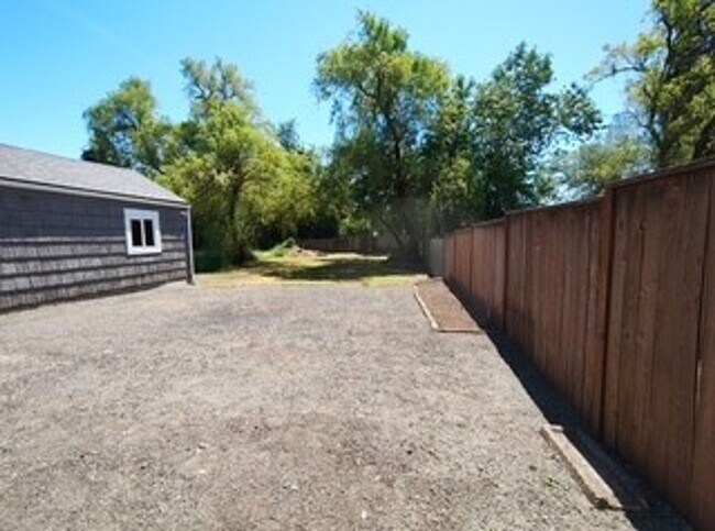 Building Photo - 2680 Edison St