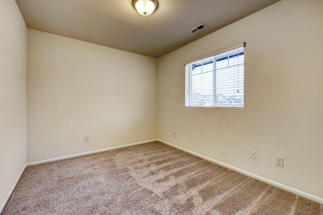 Building Photo - MOVE IN READY! 4 bed plus den - easy I-5 a...