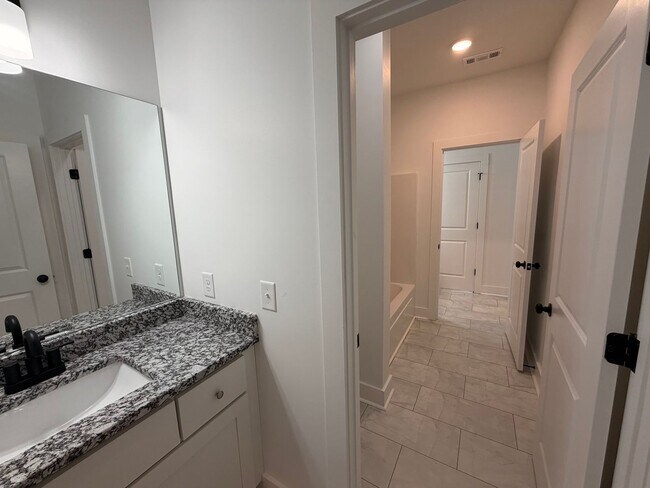 Building Photo - New Build 3 Bed 2.5 Bath Townhome in Shelbyville with a Move in Special