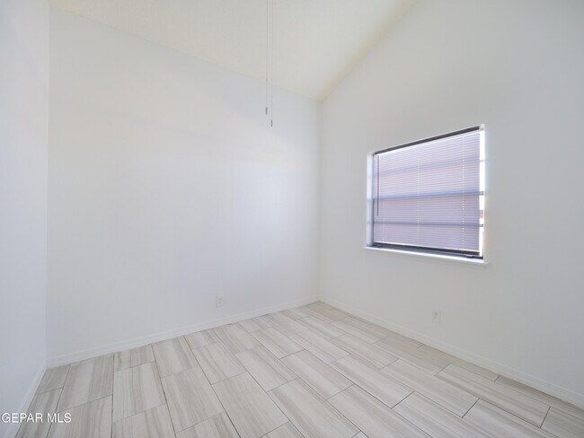 Building Photo - 1901 Lake Omega St