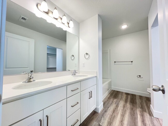 Building Photo - 3 Bed/2.5 Bath Townhome in Salem!