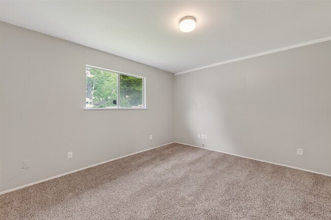 Building Photo - 2446 Mayview Dr