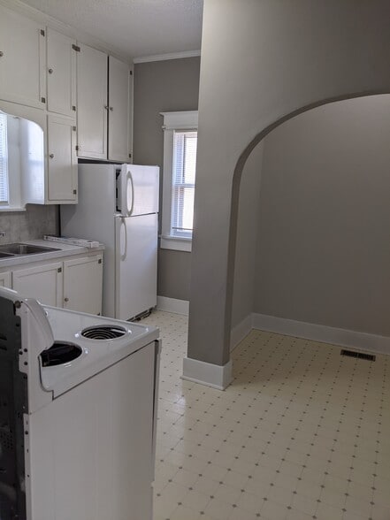 Kitchen with eating nook - 504 N High St