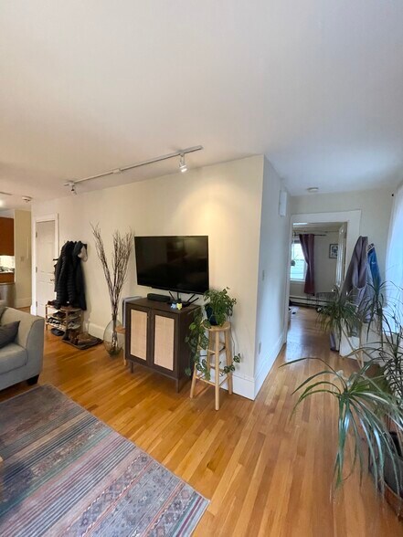 Building Photo - 2 Hagar St