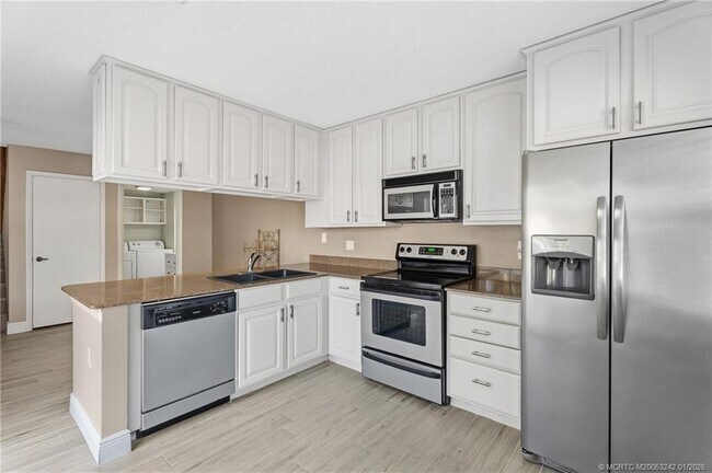 Building Photo - 3253 SW Sunset Trace Cir