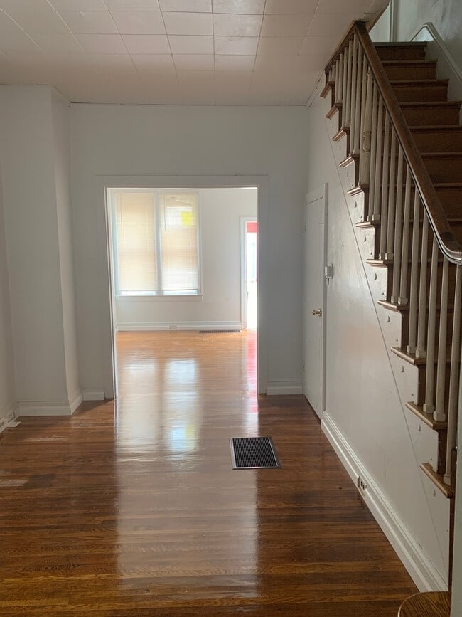 Building Photo - 3-5 Bedroom House Near York College-York C...