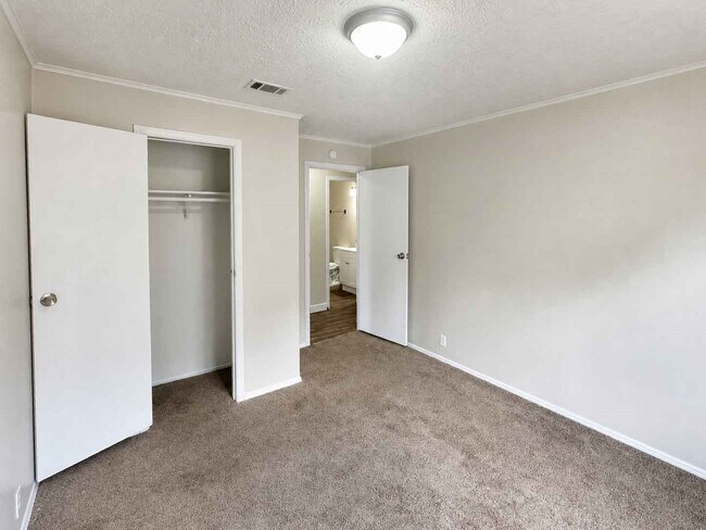 Building Photo - 11919 Kingslake Forest Dr
