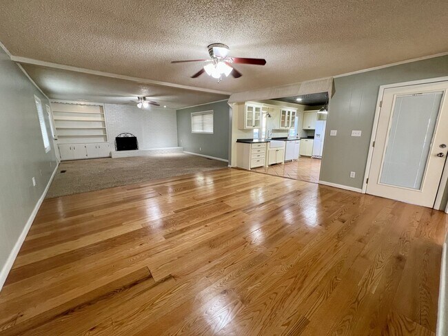 Building Photo - 3 Bedroom Home in Greenwood!