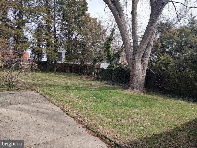 Building Photo - 2908 5th Ave