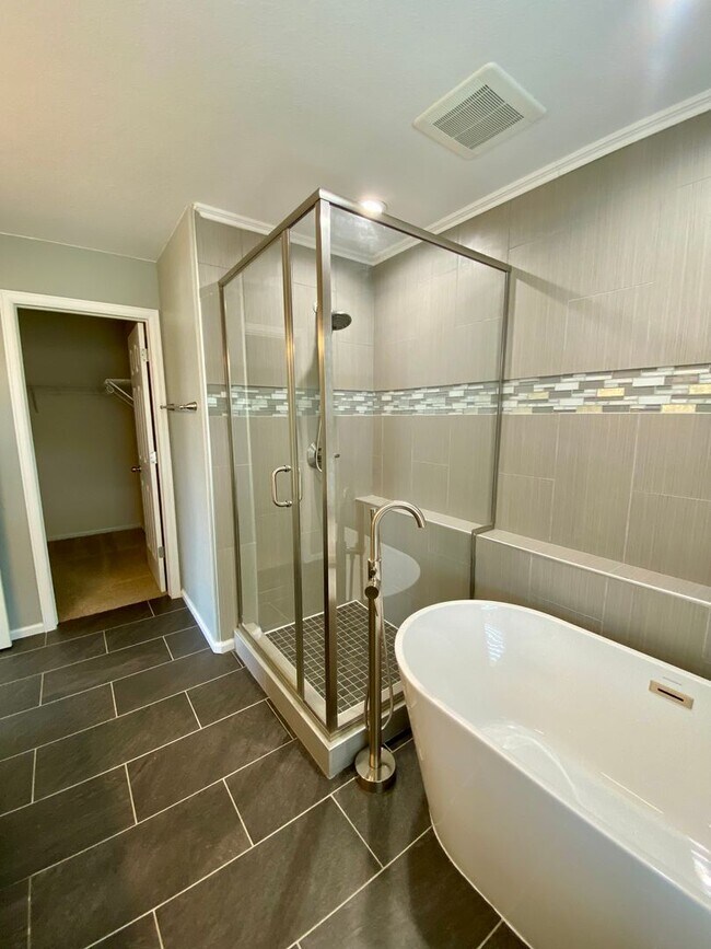 Building Photo - Multi Level Living in Fountain! Private Suite with Kitchenette in Basement! 5 Bedroom in 80817