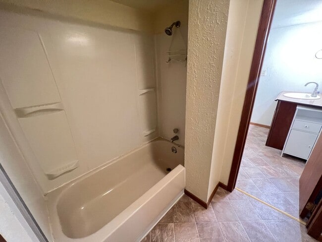 Building Photo - 4 bed 2 bath home centrally located