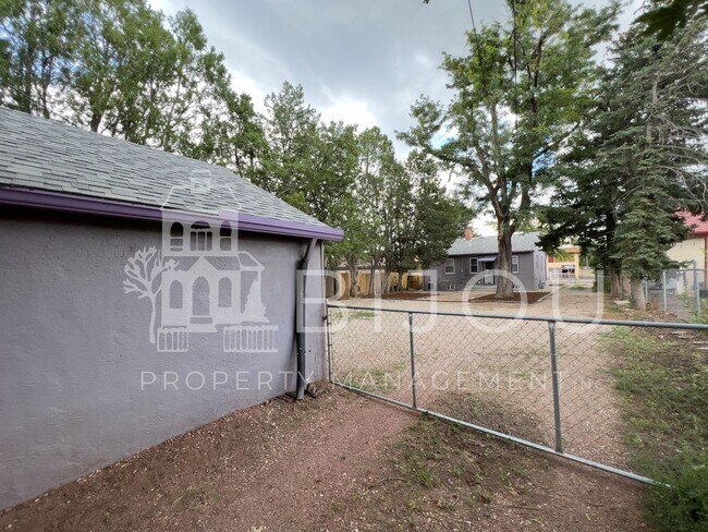 Building Photo - Located Close to Memorial Park!