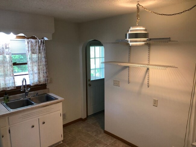 Building Photo - Spacious and Private 4-bed, 3-bath House in Desirable Highland Park Neighborhood of St. Paul!