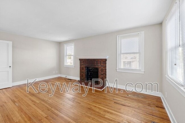 Building Photo - 2085 Heckle St