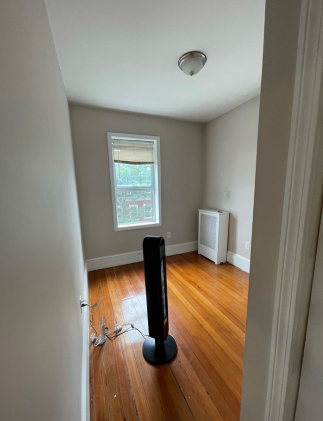 Building Photo - Beautiful 4 Bed Unit Right In East Boston
